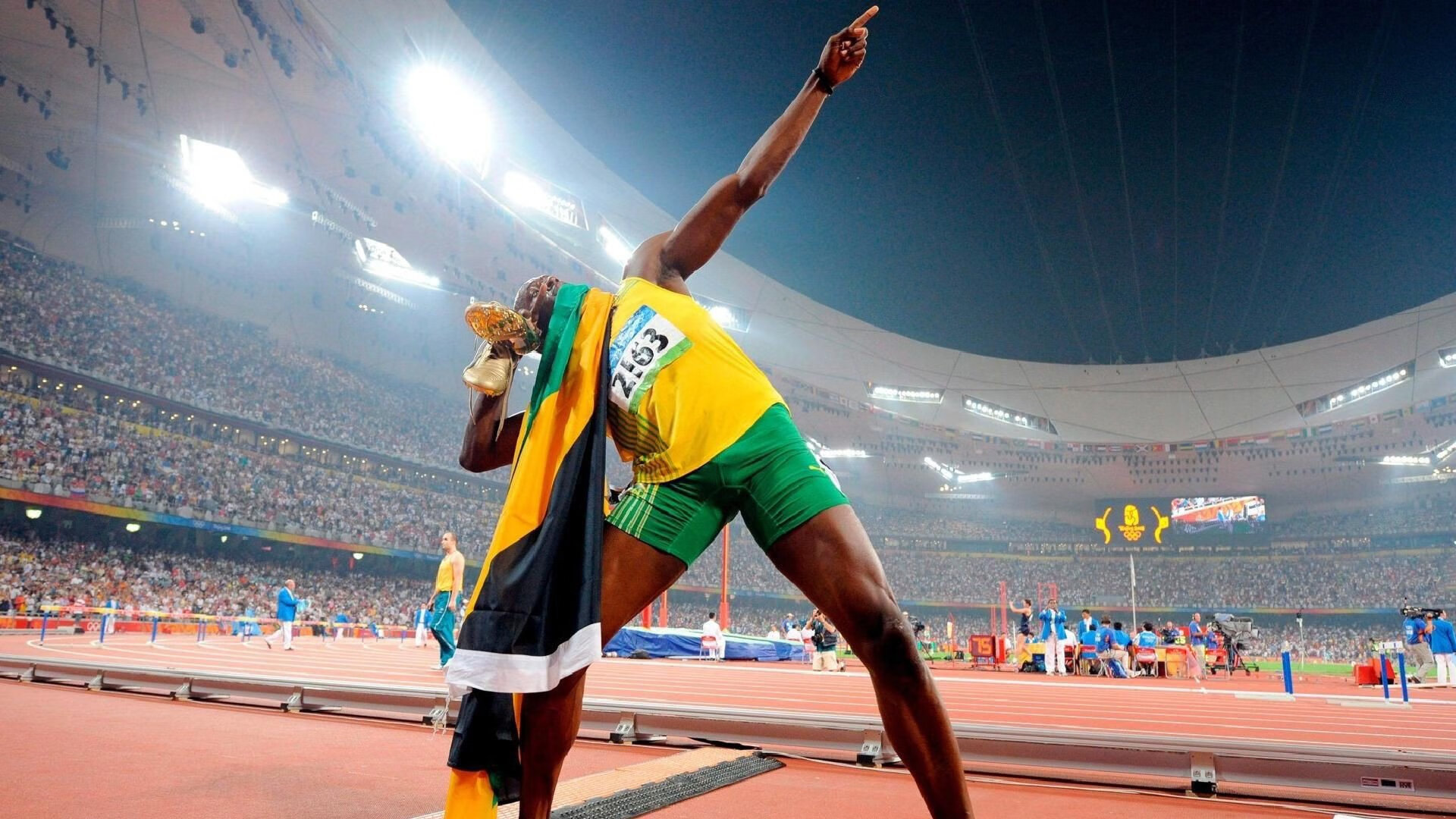 球员场上拼抢积极展现良好身体对抗能力与防守覆盖范围，积极拼抢前场篮板球是防守快攻的方法之一